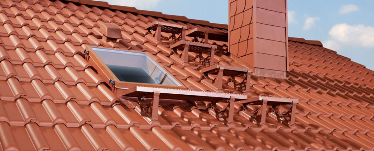 Fenster und Dachziegel